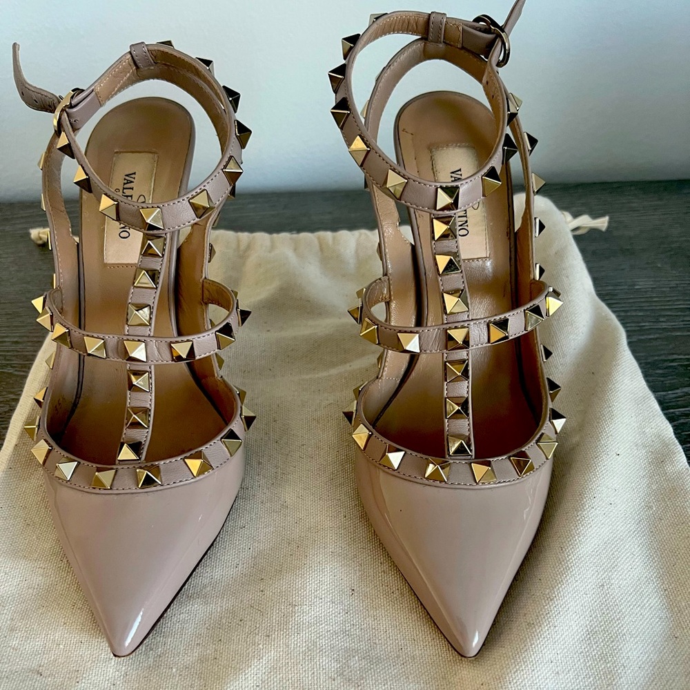 VALENTINO  AUTHENTIC PATENT ROCKSTUD CAGED PUMP